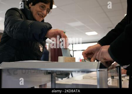 Une femme vote. Pour le deuxième tour de l'élection présidentielle française, les gens vont au bureau de vote. Même si les sondages disent que l’abstention sera de l’ordre de 30% (un record pour les élections présidentielles), les évaluateurs du bureau de vote ont déclaré que plus de personnes sont venues voter qu’en 2017. L'élection oppose Emmanuel Macron (actuellement au pouvoir - à droite) à Marine le Pen (à l'extrême droite). Toulouse. France. 24 avril 2022. (Photo d'Alain Pitton/NurPhoto) Banque D'Images