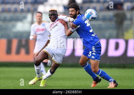 Victor Osimhen (SSC Napoli) et Sebastiano Luperto (Empoli FC) pendant le match de football italien série A Empoli FC vs SSC Napoli sur 24 avril 2022 au stade Carlo Castellani à Empoli, Italie (photo de Lisa Guglielmi/LiveMedia/NurPhoto) Banque D'Images