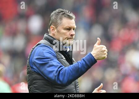 Steve Cotterill, directeur de Shrewsbury Town, applaudit les fans après le match Sky Bet League 1 entre Charlton Athletic et Shrewsbury Town at the Valley, Londres, le samedi 23rd avril 2022. (Photo par Ivan Yordanov/MI News/NurPhoto) Banque D'Images