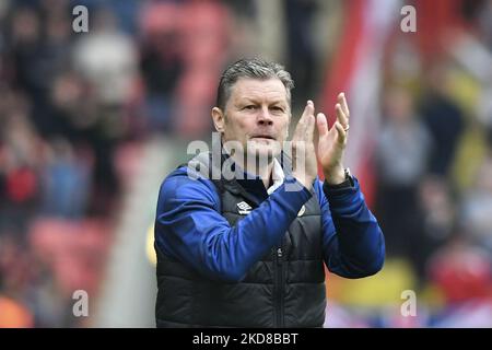 Steve Cotterill, directeur de Shrewsbury Town, applaudit les fans après le match Sky Bet League 1 entre Charlton Athletic et Shrewsbury Town at the Valley, Londres, le samedi 23rd avril 2022. (Photo par Ivan Yordanov/MI News/NurPhoto) Banque D'Images