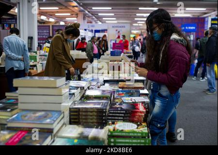 Les acheteurs de livres voient les dernières éditions de leurs genres de littérature préférés pendant le premier dimanche de la Foire internationale du livre de Bogota 'FILBO' à Bogota, Colombie sur 24 avril 2022. (Photo par Sebastian Barros/NurPhoto) Banque D'Images