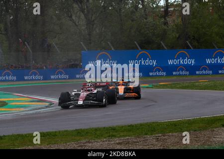 Guanyu Zhou (CIN) Alfa Romeo C42 pendant le Championnat de Formule 1 Formule 1 Rolex Emilia Romagna Grand Prix 2022, 4rd tour du Championnat du monde de Formule 1 de la FIA 2022 sur 24 avril 2022 au circuit Enzo e Dino Ferrari à Imola, Italie (photo par Alessio de Marco/LiveMedia/NurPhoto) Banque D'Images