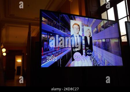 Dans la salle de presse de la mairie de touluse, Une chaîne de télévision donne les premières estimations: 58, 2% pour Macron, 41,8% pour le Pen. Dépouillement des bulletins de vote dans un bureau de vote de Toulouse. Le tour de 2nd de l'élection présidentielle française a opposé Emmanuel Macron (président actuel - LREM, droite) à Marine le Pen (RN, extrême droite). A la fin des bureaux de vote, les premières estimations vont au fil du fil, Macron sera réélu avec 58% des voix et Marine le PEN avec 42%. Par la suite, certains sont descendus dans la rue comme ils ne voulaient ni Macron, ni le Pen. Toulouse. 24 avril 2022. (Photo d'Alain Pi Banque D'Images