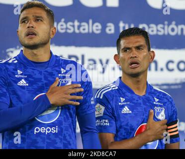 Larry Vasquez (R) et David Silva (L) de Millonarios avant le match de la Ligue colombienne BetPlay entre Millonarios et Independiente Santa Fe à l'Estadio Nemesio Camacho à Bogota, Colombie sur 24 avril 2022. Note finale 2-1. (Photo de Daniel Garzon Herazo/NurPhoto) Banque D'Images