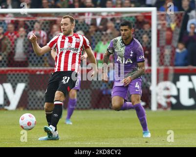 Londres, Angleterre - AVRIL 23 : Christian Eriksen de Brentford pendant la première ligue entre Brentford et Tottenham Hotspur au stade communautaire de Brentford, Londres, Angleterre, le 23rd avril 2022 (photo d'action Foto Sport/NurPhoto) Banque D'Images