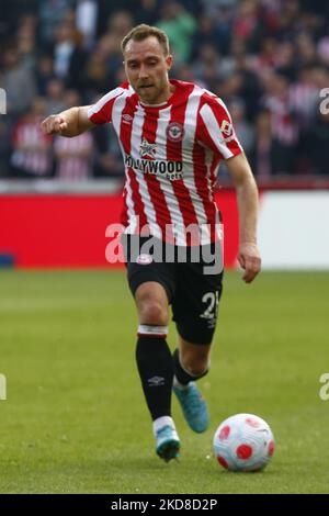 Londres, Angleterre - AVRIL 23 : Christian Eriksen de Brentford pendant la première ligue entre Brentford et Tottenham Hotspur au stade communautaire de Brentford, Londres, Angleterre, le 23rd avril 2022 (photo d'action Foto Sport/NurPhoto) Banque D'Images