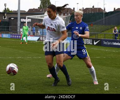 L-R rl10 détient Chelsea Women Bethany England pendant la Barclays FA Women's Super League entre Tottenham Hotspur et Chelsea à The Hive, Barnett, Royaume-Uni, le 24th avril 2021 (photo par action Foto Sport/NurPhoto) Banque D'Images