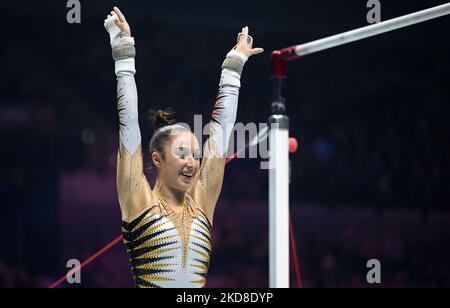 Liverpool, Royaume-Uni. 05th novembre 2022. Gymnastique : Championnat du monde, femmes, barreaux inégaux, décisions dans la M&S Bank Arena. Nina Derwael de Belgique réagit après sa routine sur des barres inégales. Elle a terminé troisième dans cette discipline. Credit: Marijan Murat/dpa/Alamy Live News Banque D'Images
