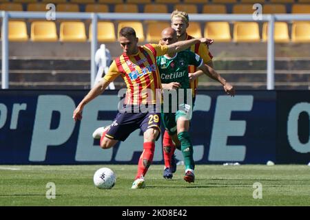 Alexis Blin (US Lecce) pendant le match de football italien série B US Lecce vs AC Pise sur 25 avril 2022 au Stadio via del Mare à Lecce, Italie (photo par Emmanuele Mastrasdonato/LiveMedia/NurPhoto) Banque D'Images