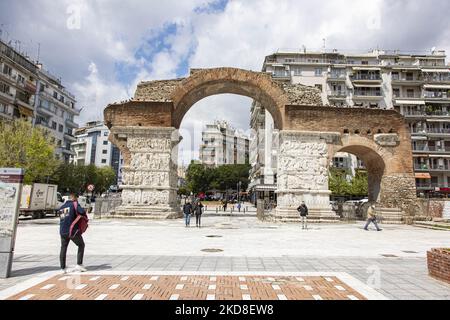 L'Arc de Galerius connu sous le nom de Kamara près de Rotunda à Thessalonique. Le monument a été commandé par l'empereur romain Galerius et dépeint avec des panneaux sculpturales sculptés en marbre, revisite la célébration de la victoire sur Narses (Narseh) le septième empereur dans l'Empire persan sassanid en 299 après J.-C. L'Arche de Galerius se trouve sur ce qui est maintenant l'intersection des rues Egnatia et Dimitriou Gounari. La construction de l'arche a été étendue aux années 298 et 299 après J.-C.; elle a été consacrée en 303 après J.-C. à la célébration de la victoire du tétrarque Galerius, sur les Perses Sassanides à la bataille de Satala et du cap Banque D'Images