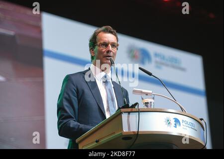 Hendrik Wüst, Premier ministre de la NRW, parle lors de la cérémonie d'assermentation de 2770 nouvelles recrues pour la police de la NRW à l'arène Lanx de Cologne, en Allemagne, sur 26 avril 2022 (photo de Ying Tang/NurPhoto) Banque D'Images