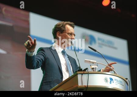 Hendrik Wüst, Premier ministre de la NRW, parle lors de la cérémonie d'assermentation de 2770 nouvelles recrues pour la police de la NRW à l'arène Lanx de Cologne, en Allemagne, sur 26 avril 2022 (photo de Ying Tang/NurPhoto) Banque D'Images