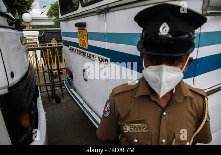 Un groupe de personnes proteste devant la résidence officielle du Premier ministre sri-lankais Mahinda Rajapaksa sur 26 avril 2022, et un policier est en garde. - Ils exigent la démission du Premier ministre Mahinda Rajapaksa en raison de la crise économique et politique actuelle. (Photo par Pradeep Dambarage/NurPhoto) Banque D'Images