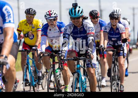 Les cyclistes du Project HERO sont vus lorsqu'ils participent au Texas Challenge 2022 ; un trajet de six jours à vélo de 400 km de San Antonio à Dallas, Texas. Project HERO est un organisme à but non lucratif qui bénéficie aux anciens combattants blessés et handicapés et aux premiers intervenants par le biais de divers programmes et événements de cyclisme. Mardi, 26 avril 2022 à Georgetown, Texas. (Photo de Jason Whitman/NurPhoto) Banque D'Images