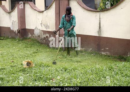 Un homme coupe des herbes alors que le ministère de la Santé de l'État de Lagos et ses partenaires entrepoussent une marche de sensibilisation pour commémorer la Journée mondiale de lutte contre le paludisme de l'an 2022 à Alausa, Ikeja, Lagos, Nigeria, mardi, 26 avril 2022. Photo d'Adekunle Ajayi (photo d'Adekunle Ajayi/NurPhoto) Banque D'Images