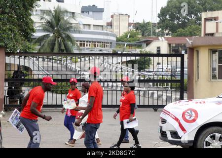 Le ministère de la Santé de l'État de Lagos et ses partenaires ont mis en place une marche de sensibilisation pour commémorer la Journée mondiale contre le paludisme de l'an 2022 à Alausa, Ikeja, Lagos, Nigeria, mardi, 26 avril 2022. (Photo par Adekunle Ajayi/NurPhoto) Banque D'Images