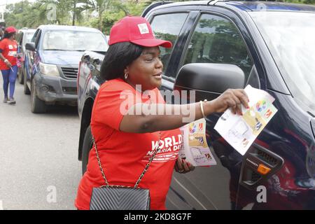 Les femmes partagent des circulaires tandis que le ministère de la Santé de l'État de Lagos et ses partenaires entreviennent une marche de sensibilisation pour commémorer la Journée mondiale contre le paludisme de l'an 2022 à Alausa, Ikeja, Lagos, Nigeria, mardi, 26 avril 2022. (Photo par Adekunle Ajayi/NurPhoto) Banque D'Images