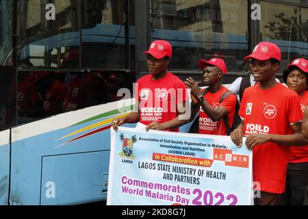 Le ministère de la Santé de l'État de Lagos et ses partenaires ont mis en place une marche de sensibilisation pour commémorer la Journée mondiale contre le paludisme de l'an 2022 à Alausa, Ikeja, Lagos, Nigeria, mardi, 26 avril 2022. (Photo par Adekunle Ajayi/NurPhoto) Banque D'Images