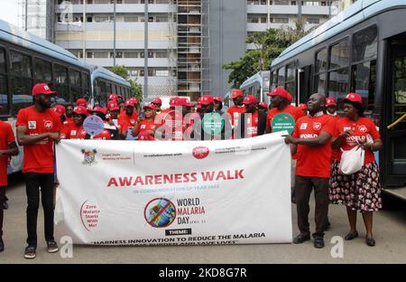 Le ministère de la Santé de l'État de Lagos et ses partenaires ont mis en place une marche de sensibilisation pour commémorer la Journée mondiale contre le paludisme de l'an 2022 à Alausa, Ikeja, Lagos, Nigeria, mardi, 26 avril 2022. (Photo par Adekunle Ajayi/NurPhoto) Banque D'Images