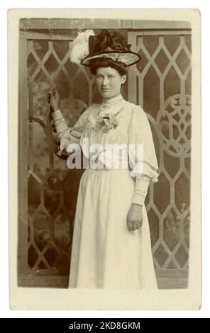 Carte postale originale de l'époque édouardienne d'une femme écossaise élégante et riche en chapeau à plumes élaboré, belle robe d'été en dentelle blanche, studio de W. H. Stimpson, Kelso, Écosse, Royaume-Uni vers 1908. Banque D'Images