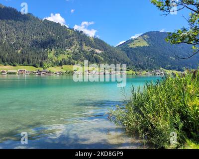 Une vue panoramique sur le lac Thiersee entouré de montagnes par une journée ensoleillée en Autriche Banque D'Images