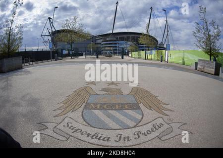 Vue générale de l'extérieur du stade avant la demi-finale de la Ligue des champions de l'UEFA un match entre la ville de Manchester et le Real Madrid au stade de la ville de Manchester sur 26 avril 2022 à Manchester, Royaume-Uni. (Photo de Jose Breton/Pics action/NurPhoto) Banque D'Images