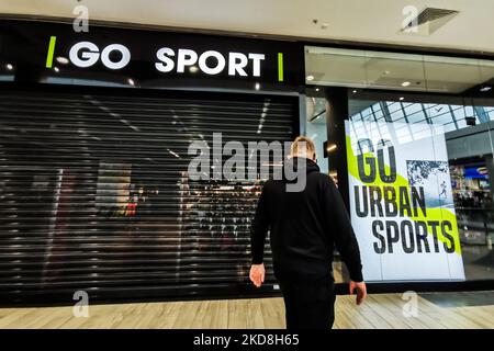 LE MAGASIN GO Sport est en train d'être fermé dans le centre commercial Galeria Kazimierz à Cracovie, en Pologne, sur 27 avril 2022. Aujourd'hui, tous les magasins GO Sport du pays ont été fermés en raison de la liste des sanctions du gouvernement introduite pour lutter contre l'agression contre l'Ukraine, pour protéger la sécurité nationale et pour diminuer les revenus du trésor de la Fédération de Russie. Le site Web de la société ne fonctionne pas non plus. (Photo de Beata Zawrzel/NurPhoto) Banque D'Images