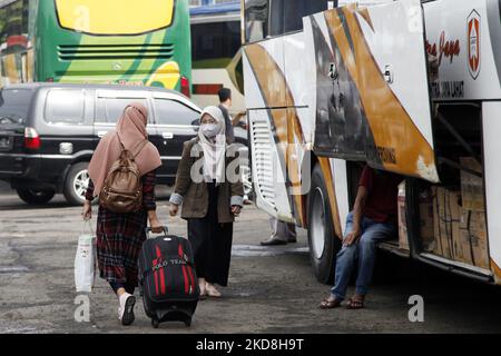 Les gens affluent à la gare routière de Bekasi, ville de Bekasi, province de Java Ouest, sur 27 avril 2022, Pour un voyage de retour pour célébrer un Eid Al-Fitr dans leur ville natale. Le gouvernement indonésien permet aux gens de se rendre dans leur ville natale pour célébrer l'Eid al-Fitr, à condition qu'ils aient reçu le vaccin de rappel Covid-19, ou qu'ils aient reçu au moins deux doses du vaccin, mais qu'ils doivent inclure un résultat de test PCR négatif. (Photo par Aditya Irawan/NurPhoto) Banque D'Images