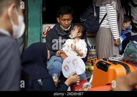 Les gens affluent à la gare routière de Bekasi, ville de Bekasi, province de Java Ouest, sur 27 avril 2022, Pour un voyage de retour pour célébrer un Eid Al-Fitr dans leur ville natale. Le gouvernement indonésien permet aux gens de se rendre dans leur ville natale pour célébrer l'Eid al-Fitr, à condition qu'ils aient reçu le vaccin de rappel Covid-19, ou qu'ils aient reçu au moins deux doses du vaccin, mais qu'ils doivent inclure un résultat de test PCR négatif. (Photo par Aditya Irawan/NurPhoto) Banque D'Images