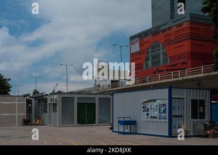 Hong Kong, Chine, 28 avril 2022, des cabines préfabriquées destinées à être montées sur l'installation d'isolement communautaire de Kai Tak sont vues sur une zone de rassemblement dans la baie de Kowloon, en face du centre commercial Megabox. (Photo de Marc Fernandes/NurPhoto) Banque D'Images