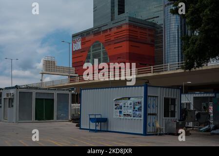 Hong Kong, Chine, 28 avril 2022, des cabines préfabriquées destinées à être montées sur l'installation d'isolement communautaire de Kai Tak sont vues sur une zone de rassemblement dans la baie de Kowloon, en face du centre commercial Megabox. (Photo de Marc Fernandes/NurPhoto) Banque D'Images