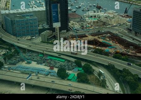 Hong Kong, Chine, 28 avril 2022, une zone de transit à l'avance pour les cabines destinées à l'installation d'isolement communautaire de Kai Tak peut être vue dans la baie de Kowloon, entre deux autoroutes. (Photo de Marc Fernandes/NurPhoto) Banque D'Images