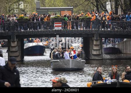 Les pays-Bas célèbrent la Journée du Roi après deux ans d'annulation en raison de la pandémie du coronavirus COVID-19 et des restrictions et mesures de confinement. Des milliers de gens du coin et de visiteurs ont visité les canaux d'Amsterdam pour célébrer avec diverses festivités l'anniversaire du roi Willem-Alexander connu sous le nom de Koningsdag, une fête nationale hollandaise. Tous les types de bateaux et de navires sont vus dans les canaux passant sous les ponts célèbres et près des maisons étroites d'Amsterdam avec des gens sur la danse et d'avoir le plaisir. Les bateaux défilent dans les canaux du centre-ville tandis que les voyageurs se rassemblent dans les rues. Du Banque D'Images