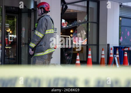 Les équipes d'urgence évaluent la scène après qu'un véhicule s'est heurté dans le hall de Yotel, sur Capitol Hil, sur 28 avril 2022. Un responsable des incendies de DC a déclaré qu'il y avait 1 blessures graves, non mortelles, 3 blessures non graves non mortelles et une personne qui a refusé le traitement. Toutes les personnes transportées sont traitées dans les hôpitaux de la région. (Photo de Bryan Olin Dozier/NurPhoto) Banque D'Images