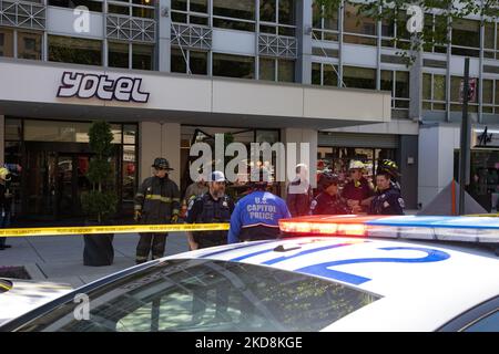 Les équipes d'urgence évaluent la scène après qu'un véhicule s'est heurté dans le hall de Yotel, sur Capitol Hil, sur 28 avril 2022. Un responsable des incendies de DC a déclaré qu'il y avait 1 blessures graves, non mortelles, 3 blessures non graves non mortelles et une personne qui a refusé le traitement. Toutes les personnes transportées sont traitées dans les hôpitaux de la région. (Photo de Bryan Olin Dozier/NurPhoto) Banque D'Images