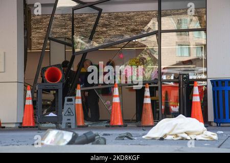 Les équipes d'urgence évaluent la scène après qu'un véhicule s'est heurté dans le hall de Yotel, sur Capitol Hil, sur 28 avril 2022. Un responsable des incendies de DC a déclaré qu'il y avait 1 blessures graves, non mortelles, 3 blessures non graves non mortelles et une personne qui a refusé le traitement. Toutes les personnes transportées sont traitées dans les hôpitaux de la région. (Photo de Bryan Olin Dozier/NurPhoto) Banque D'Images