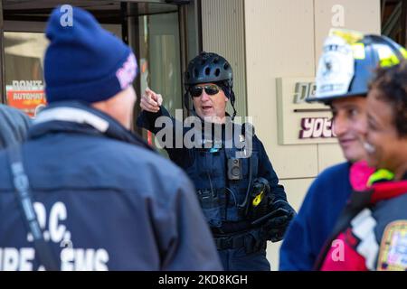 Les équipes d'urgence évaluent la scène après qu'un véhicule s'est heurté dans le hall de Yotel, sur Capitol Hil, sur 28 avril 2022. Un responsable des incendies de DC a déclaré qu'il y avait 1 blessures graves, non mortelles, 3 blessures non graves non mortelles et une personne qui a refusé le traitement. Toutes les personnes transportées sont traitées dans les hôpitaux de la région. (Photo de Bryan Olin Dozier/NurPhoto) Banque D'Images