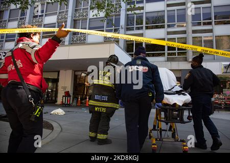 Les équipes d'urgence évaluent la scène après qu'un véhicule s'est heurté dans le hall de Yotel, sur Capitol Hil, sur 28 avril 2022. Un responsable des incendies de DC a déclaré qu'il y avait 1 blessures graves, non mortelles, 3 blessures non graves non mortelles et une personne qui a refusé le traitement. Toutes les personnes transportées sont traitées dans les hôpitaux de la région. (Photo de Bryan Olin Dozier/NurPhoto) Banque D'Images