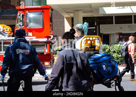 Les équipes d'urgence évaluent la scène après qu'un véhicule s'est heurté dans le hall de Yotel, sur Capitol Hil, sur 28 avril 2022. Un responsable des incendies de DC a déclaré qu'il y avait 1 blessures graves, non mortelles, 3 blessures non graves non mortelles et une personne qui a refusé le traitement. Toutes les personnes transportées sont traitées dans les hôpitaux de la région. (Photo de Bryan Olin Dozier/NurPhoto) Banque D'Images