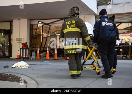 Les équipes d'urgence évaluent la scène après qu'un véhicule s'est heurté dans le hall de Yotel, sur Capitol Hil, sur 28 avril 2022. Un responsable des incendies de DC a déclaré qu'il y avait 1 blessures graves, non mortelles, 3 blessures non graves non mortelles et une personne qui a refusé le traitement. Toutes les personnes transportées sont traitées dans les hôpitaux de la région. (Photo de Bryan Olin Dozier/NurPhoto) Banque D'Images