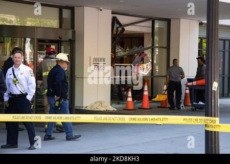 Les équipes d'urgence évaluent la scène après qu'un véhicule s'est heurté dans le hall de Yotel, sur Capitol Hil, sur 28 avril 2022. Un responsable des incendies de DC a déclaré qu'il y avait 1 blessures graves, non mortelles, 3 blessures non graves non mortelles et une personne qui a refusé le traitement. Toutes les personnes transportées sont traitées dans les hôpitaux de la région. (Photo de Bryan Olin Dozier/NurPhoto) Banque D'Images