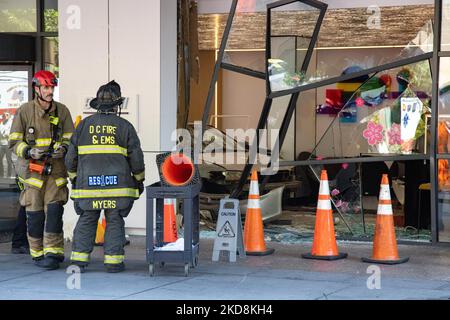 Les équipes d'urgence évaluent la scène après qu'un véhicule s'est heurté dans le hall de Yotel, sur Capitol Hil, sur 28 avril 2022. Un responsable des incendies de DC a déclaré qu'il y avait 1 blessures graves, non mortelles, 3 blessures non graves non mortelles et une personne qui a refusé le traitement. Toutes les personnes transportées sont traitées dans les hôpitaux de la région. (Photo de Bryan Olin Dozier/NurPhoto) Banque D'Images