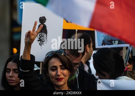 Madrid, Espagne. 05th novembre 2022. Une femme est vue pleurer avec des larmes sur son visage lors d'une manifestation devant le Ministère des Affaires étrangères, demandant la liberté en Iran et contre la mort de la femme iranienne Mahsa Amini. Mahsa Amini, 22 ans, a été arrêtée le 13 septembre dans la capitale, Téhéran, pour s'être mal habillé en portant un foulard mal placé. Elle est décédée trois jours après à un poste de police où elle était détenue. Credit: Marcos del Mazo/Alay Live News Banque D'Images