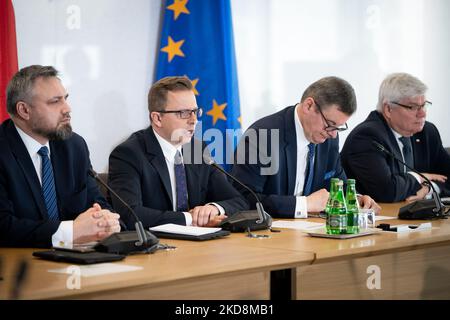 Députés de la commission parlementaire pour le transport aérien, à Varsovie, en Pologne, sur 28 avril 2022. L'Agence des services de navigation aérienne et le syndicat des contrôleurs de la circulation aérienne ont conclu un accord temporaire, mettant fin à la grève et empêchant l'annulation massive des vols dans les jours à venir. (Photo de Mateusz Wlodarczyk/NurPhoto) Banque D'Images