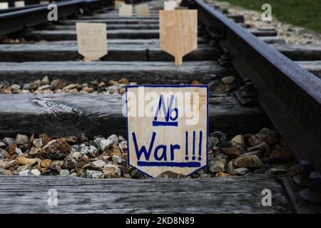 Le panneau en bois manuscrit 'No War' est vu pendant la 'arche des vivants' à l'ancien camp de concentration et d'extermination nazi-allemand Auschwitz Birkenau à Brzezinka, en Pologne, sur 28 avril 2022. La marche annuelle fait partie d'un programme éducatif qui amène des étudiants juifs du monde entier en Pologne, où ils explorent les vestiges de l'Holocauste. Les participants défilent silencieusement à trois kilomètres d'Auschwitz I à Auschwitz II Birkenau, le plus grand complexe de camps de concentration nazi construit pendant la Seconde Guerre mondiale (Photo de Beata Zawrzel/NurPhoto) Banque D'Images