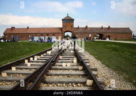 Une vue générale de la porte de la mort est vue pendant la « arche des vivants » dans l'ancien camp de concentration et d'extermination nazi-allemand Auschwitz Birkenau à Brzezinka, en Pologne, sur 28 avril 2022. La marche annuelle fait partie d'un programme éducatif qui amène des étudiants juifs du monde entier en Pologne, où ils explorent les vestiges de l'Holocauste. Les participants défilent silencieusement à trois kilomètres d'Auschwitz I à Auschwitz II Birkenau, le plus grand complexe de camps de concentration nazi construit pendant la Seconde Guerre mondiale (Photo de Beata Zawrzel/NurPhoto) Banque D'Images