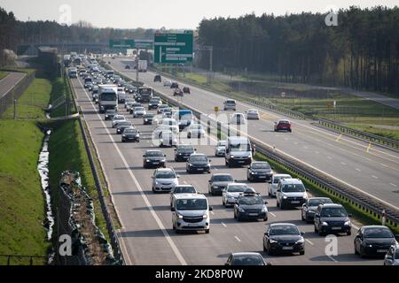 Embouteillage sur l'autoroute S2 (voie de contournement sud de Varsovie) à Varsovie, Pologne sur 29 avril 2022. Avant le long week-end (en raison des jours fériés sur 1 mai et 3), les départs intensifs de la ville ont commencé et les itinéraires de sortie ont été bloqués. (Photo de Mateusz Wlodarczyk/NurPhoto) Banque D'Images