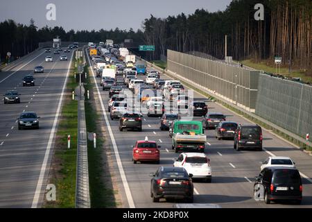 Embouteillage sur l'autoroute S2 (voie de contournement sud de Varsovie) à Varsovie, Pologne sur 29 avril 2022. Avant le long week-end (en raison des jours fériés sur 1 mai et 3), les départs intensifs de la ville ont commencé et les itinéraires de sortie ont été bloqués. (Photo de Mateusz Wlodarczyk/NurPhoto) Banque D'Images