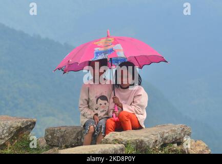 Deux enfants de Naga partagent un parapluie dans un village en pierre, au village de Poilwa, dans le district de Peren, dans l'État du Nagaland, au nord-est de l'Inde, le vendredi 29 avril 2022. (Photo de Caisii Mao/NurPhoto) Banque D'Images