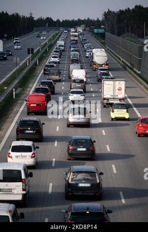 Embouteillage sur l'autoroute S2 (voie de contournement sud de Varsovie) à Varsovie, Pologne sur 29 avril 2022. Avant le long week-end (en raison des jours fériés sur 1 mai et 3), les départs intensifs de la ville ont commencé et les itinéraires de sortie ont été bloqués. (Photo de Mateusz Wlodarczyk/NurPhoto) Banque D'Images